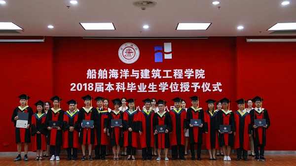 1531103097118698.jpg 授予学位.jpg